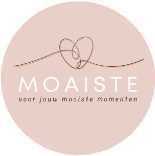 Rond logo met daarin een sierlijk hart en in witte letters; Moaiste