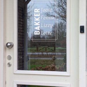 Een voordeur met op het glas een opdruk van twee in elkaar verweven rechthoeken met daarin verticaal de achternaam en horizontaal de voornamen
