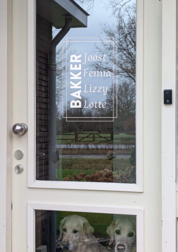 Een voordeur met op het glas een opdruk van twee in elkaar verweven rechthoeken met daarin verticaal de achternaam en horizontaal de voornamen