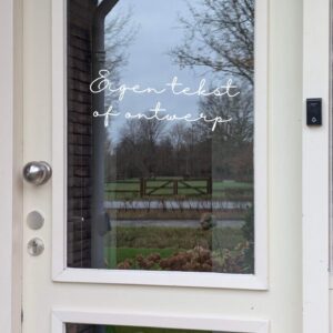 Voordeur met op het glas een opdruk van een eigen ontwerp, tekst of handschrift