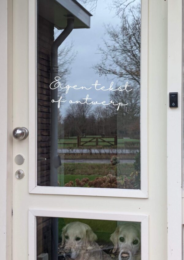 Voordeur met op het glas een opdruk van een eigen ontwerp, tekst of handschrift