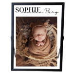 Een zwart fotolijstje met daarin een foto van een baby met een opdruk van de voornaam met daaronder de achternaam in sierlijke letters.