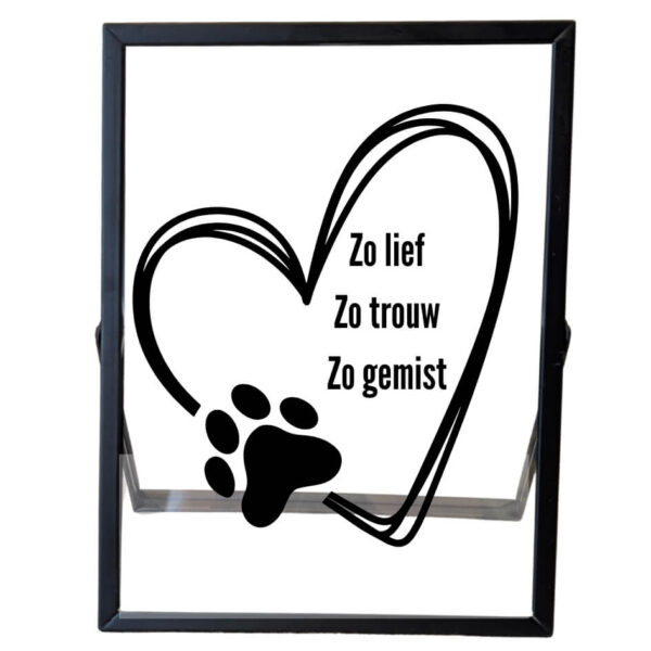 Een zwarte fotolijst met daarin een foto, onder de foto staat een opdruk van de tekst: wat je in je hart bewaard, raak je nooit meer kwijt.