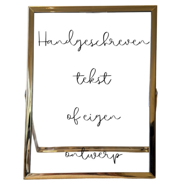 Een goud fotolijstje met op het glas een opdruk van een eigen ontwerp, tekst of handschrift.