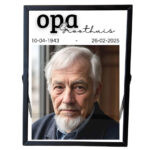 Een zwart fotolijstje met een foto van een persoon en daarboven de tekst: opa + achternaam. Eronder staat de geboortedag en sterfdag.