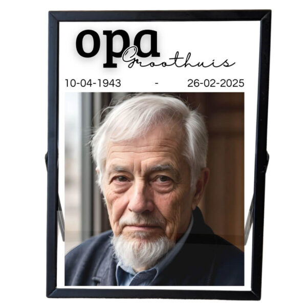 Een zwart fotolijstje met een foto van een persoon en daarboven de tekst: opa + achternaam. Eronder staat de geboortedag en sterfdag.