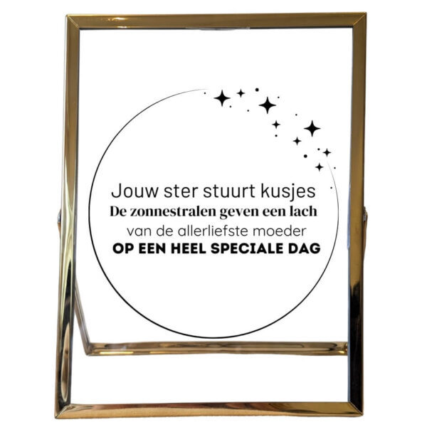 Een goud fotolijstje met een opdruk van een cirkel, onderbroken door sterren. In de cirkel staat een gedicht.