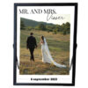 Een zwart fotolijstje met een trouwfoto. Boven de foto staat mr. and mrs. met sierlijk de achternaam. Onder de foto staat een datum.