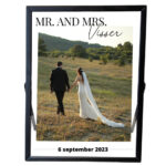 Een zwart fotolijstje met een trouwfoto. Boven de foto staat mr. and mrs. met sierlijk de achternaam. Onder de foto staat een datum.