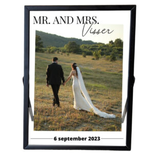 Een zwart fotolijstje met een trouwfoto. Boven de foto staat mr. and mrs. met sierlijk de achternaam. Onder de foto staat een datum.