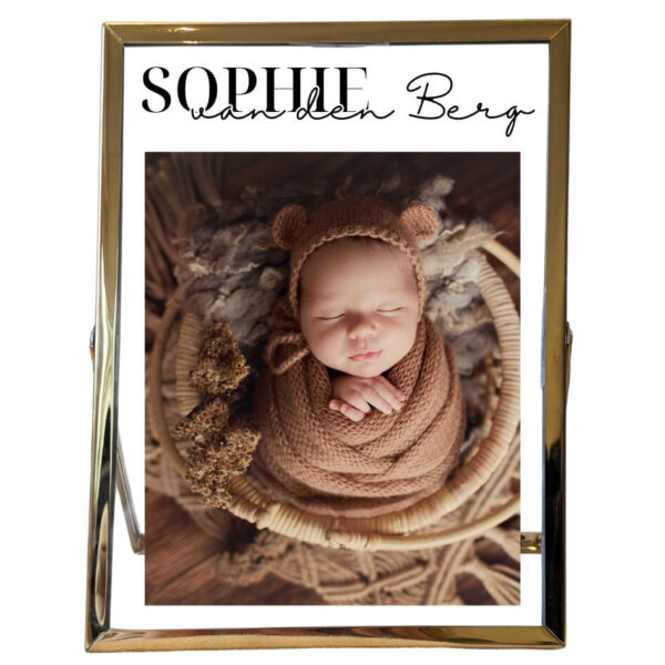 Een goud fotolijstje met daarin een foto van een baby met een opdruk van de voornaam met daaronder de achternaam in sierlijke letters.