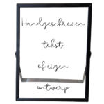 Een zwart fotolijstje met op het glas een opdruk van een eigen ontwerp, tekst of handschrift.