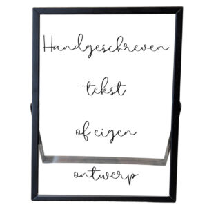 Een zwart fotolijstje met op het glas een opdruk van een eigen ontwerp, tekst of handschrift.