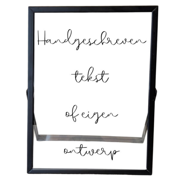 Een zwart fotolijstje met op het glas een opdruk van een eigen ontwerp, tekst of handschrift.