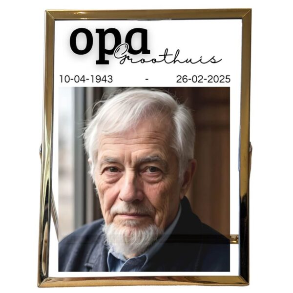 Een goud fotolijstje met een foto van een persoon en daarboven de tekst: opa + achternaam. Eronder staat de geboortedag en sterfdag.