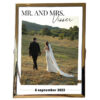 Een goud fotolijstje met een trouwfoto. Boven de foto staat mr. and mrs. met sierlijk de achternaam. Onder de foto staat een datum.