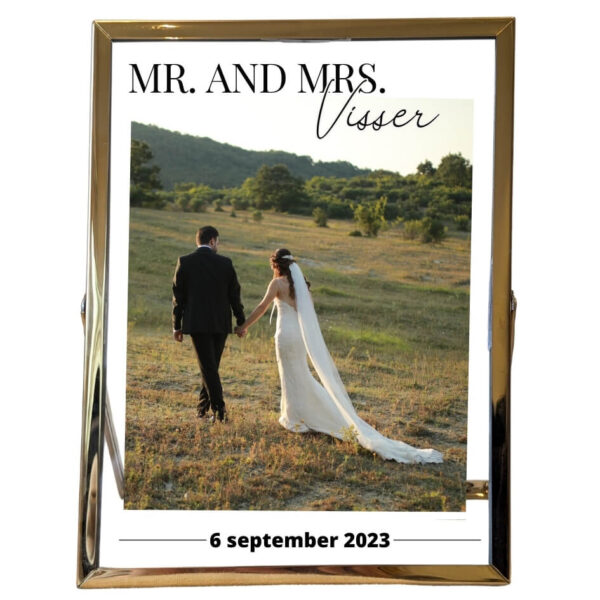 Een goud fotolijstje met een trouwfoto. Boven de foto staat mr. and mrs. met sierlijk de achternaam. Onder de foto staat een datum.