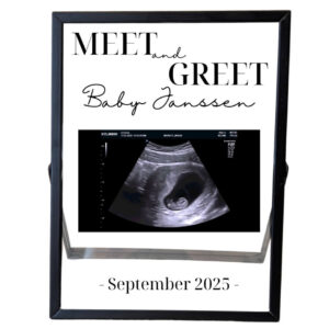 Een zwarte fotolijst met een echofoto en daarboven een opdruk van de tekst: meet and greet en eronder baby + achternaam en de maand + jaar.
