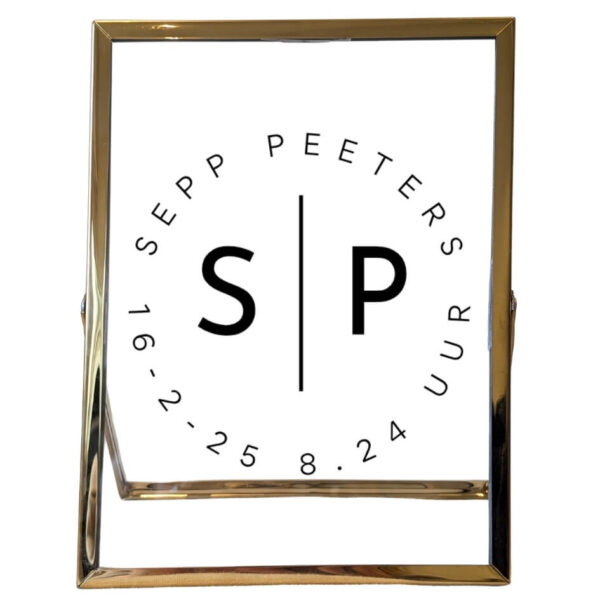 Een gouden fotolijst met een cirkel gevormd door de geboortegegevens; naam, datum en tijd. In het midden van de cirkel staan de initialen.