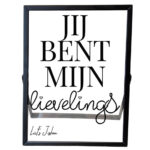 Een zwart fotolijstje met daarop de tekst: jij bent mijn lievelings, waarvan lievelings in sierlijk lettertype. Eronder staat liefs + een naam.