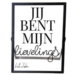 Een zwart fotolijstje met daarop de tekst: jij bent mijn lievelings, waarvan lievelings in sierlijk lettertype. Eronder staat liefs + een naam.