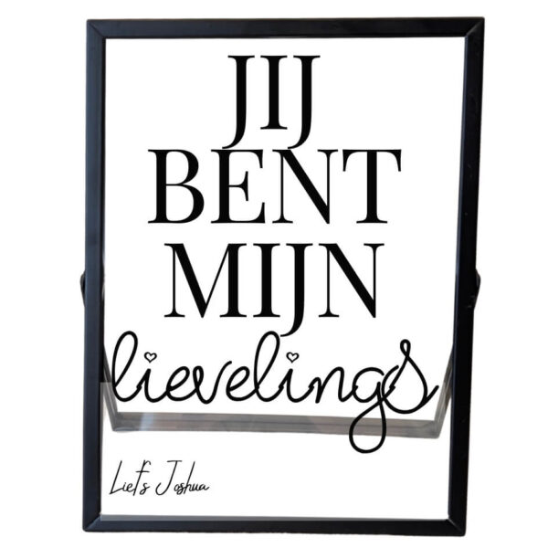 Een zwart fotolijstje met daarop de tekst: jij bent mijn lievelings, waarvan lievelings in sierlijk lettertype. Eronder staat liefs + een naam.