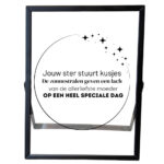 Een zwart fotolijstje met een opdruk van een cirkel, onderbroken door sterren. In de cirkel staat een gedicht.