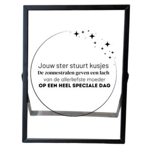 Een zwart fotolijstje met een opdruk van een cirkel, onderbroken door sterren. In de cirkel staat een gedicht.