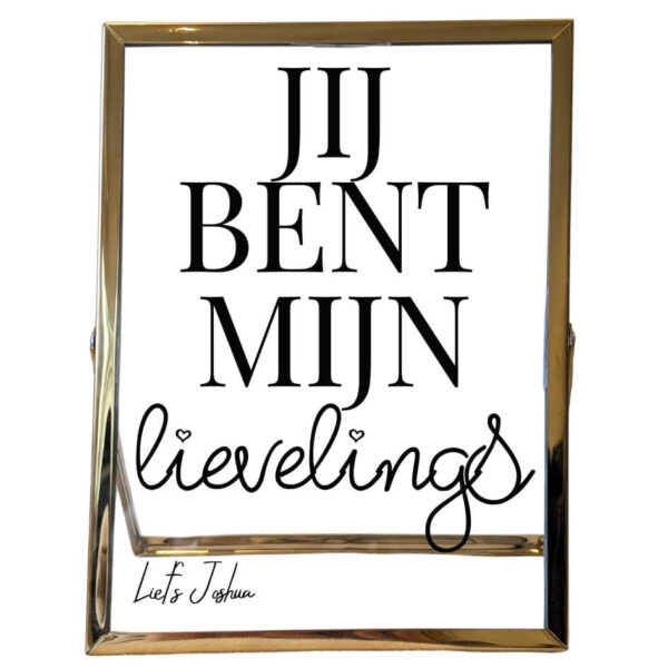 Een goud fotolijstje met daarop de tekst: jij bent mijn lievelings, waarvan lievelings in sierlijk lettertype. Eronder staat liefs + een naam.