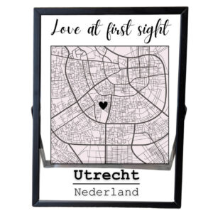 Een zwart fotolijstje met een stadsplattegrond met daarboven de tekst: love at first sight en daaronder een opdruk van de plaatsnaam en land.