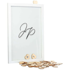 Een witte staande fotolijst met een zwarte opdruk van twee initialen die in elkaar overlopen in een sierlijk lettertype.