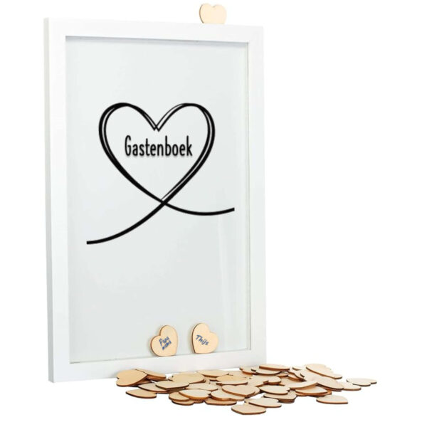 Een witte staande fotolijst met een zwarte opdruk van een sierlijk hart met daarin het woord; gastenboek.