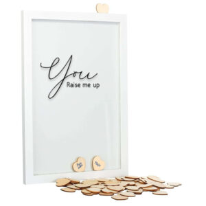 Een witte staande fotolijst met een zwarte opdruk van de tekst: you raise me up, waarvan you in een sierlijk lettertype staat.