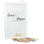 Een witte staande fotolijst met een zwarte opdruk van de namen met een groot wit en teken met boven en onder de gehele tekst witte lijnen.