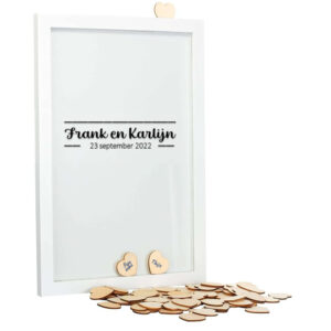 Een witte staande fotolijst met een zwarte opdruk van streep met daaronder de namen en een onderbroken streep met daartussen de datum.