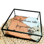Vierkant glazen kistje met zwart frame en bedrukking naar aanleiding van eigen tekst, ontwerp of eigen handschrift.