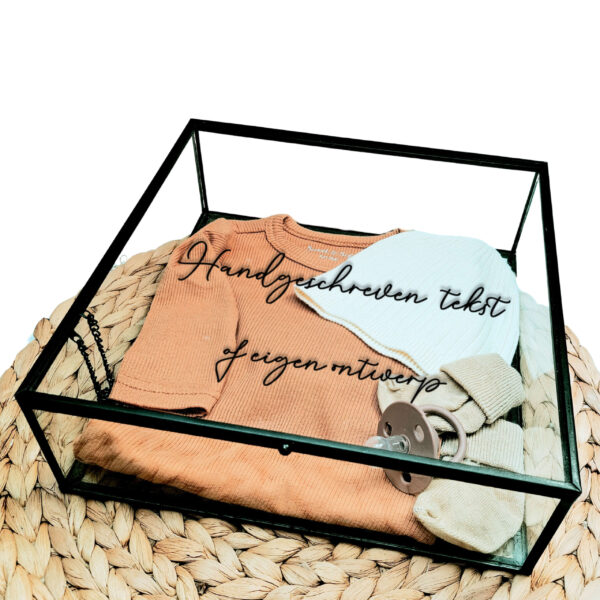 Vierkant glazen kistje met zwart frame en bedrukking naar aanleiding van eigen tekst, ontwerp of eigen handschrift.