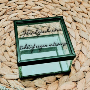 klein vierkant glazen kistje met zwart frame en bedrukking naar aanleiding van eigen tekst, ontwerp of eigen handschrift.