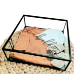 Vierkant glazen kistje met een zwart frame en diagonale bedrukking van de naam in sierlijke letters