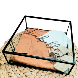 Vierkant glazen kistje met een zwart frame en diagonale bedrukking van de naam in sierlijke letters