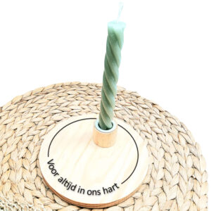 Ronde blanco houten kaarsenstandaard met een zwarte opdruk van een cirkel welke onderbroken is met de tekst: Voor altijd in ons hart.