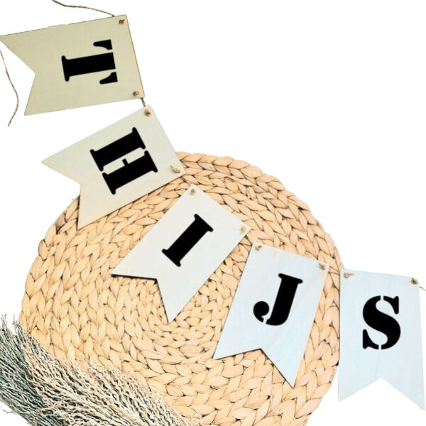 Blanco houten vlaggetjes aan een jute touw met op elk vlaggetje een zwarte letter.