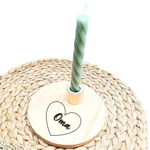 Ronde blanco houten kaarsenstandaard met een zwarte opdruk van een hartje met daarin een naam in sierlijke letters.