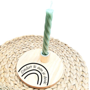 Ronde blanco houten kaarsenstandaard met een zwarte opdruk van lijnen in regenboog vorm 1 lijn is vervangen voor tekst: Omdat ik aan je denk