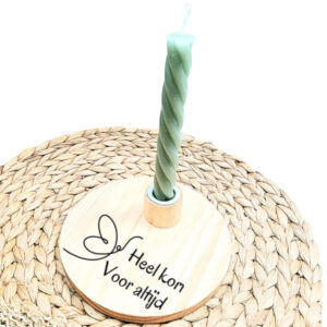 Ronde blanco houten kaarsenstandaard met een zwarte opdruk van een sierlijke vlinder met daarnaast de tekst: Heel kort Voor altijd.