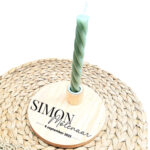 Ronde blanco houten kaarsenstandaard met een opdruk van de voornaam met daaronder sierlijk de achternaam en de datum.