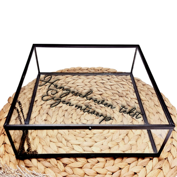 Vierkant glazen kistje met zwart frame en bedrukking naar aanleiding van eigen tekst, ontwerp of eigen handschrift.