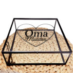 Glazen kistje met zwart frame en een zwarte opdruk van een hartje met daarin 2 namen waarvan 1 in sierlijke letters