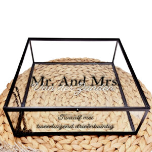 Glazen kistje met zwart frame met zwarte tekst mr and mrs daaronder in witte letters de achternaam. Op de voorkant staat de datum uitgeschreven