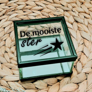Vierkant glazen kistje met zwart frame en een opdruk van een vallende ster met de tekst: de mooiste ster, waarvan ster cursief gedrukt staat